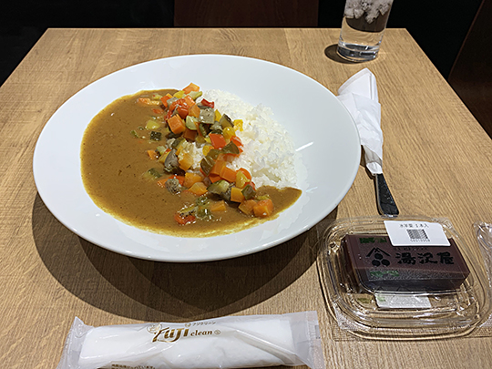 写真はベジタブルカレー1,000円（税込）です。程よい辛味と野菜の甘味が感じられたとても美味しいカレーでした。
