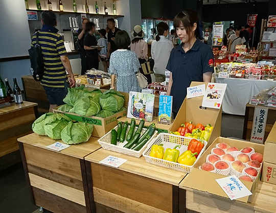 朝に収穫されたお野菜が佐久市から直送され、販売されました。