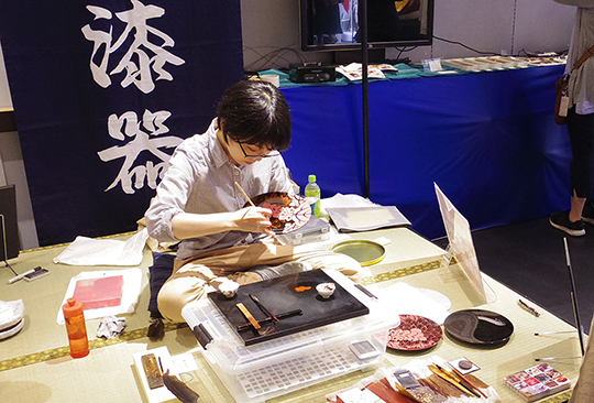 会津塗・会津本郷焼を始めとした会津地方の伝統的工芸品の展示や、作り手による制作実演に見惚れました。